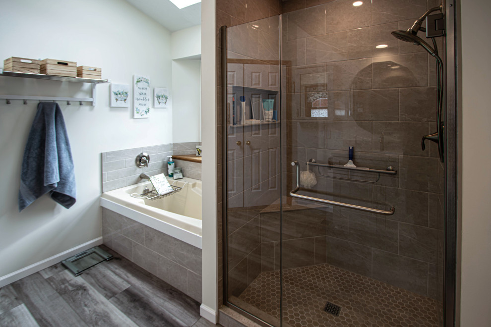 Bild på ett mellanstort vintage grå grått en-suite badrum, med skåp i shakerstil, grå skåp, en dusch i en alkov, grå kakel, vinylgolv, bänkskiva i akrylsten, brunt golv och dusch med gångjärnsdörr