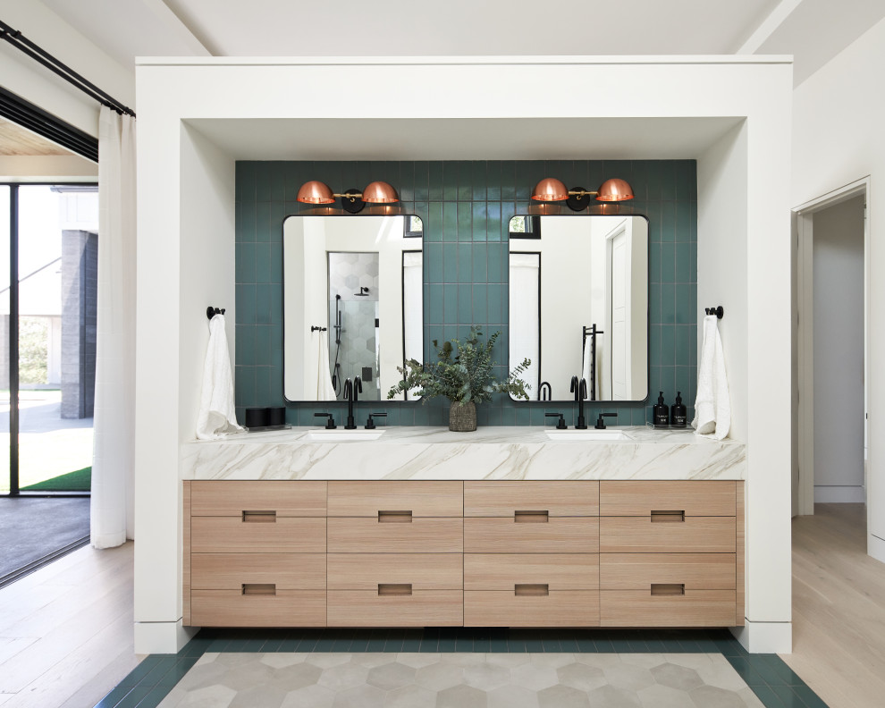 Idee per una stanza da bagno moderna con piastrelle verdi e piastrelle di cemento