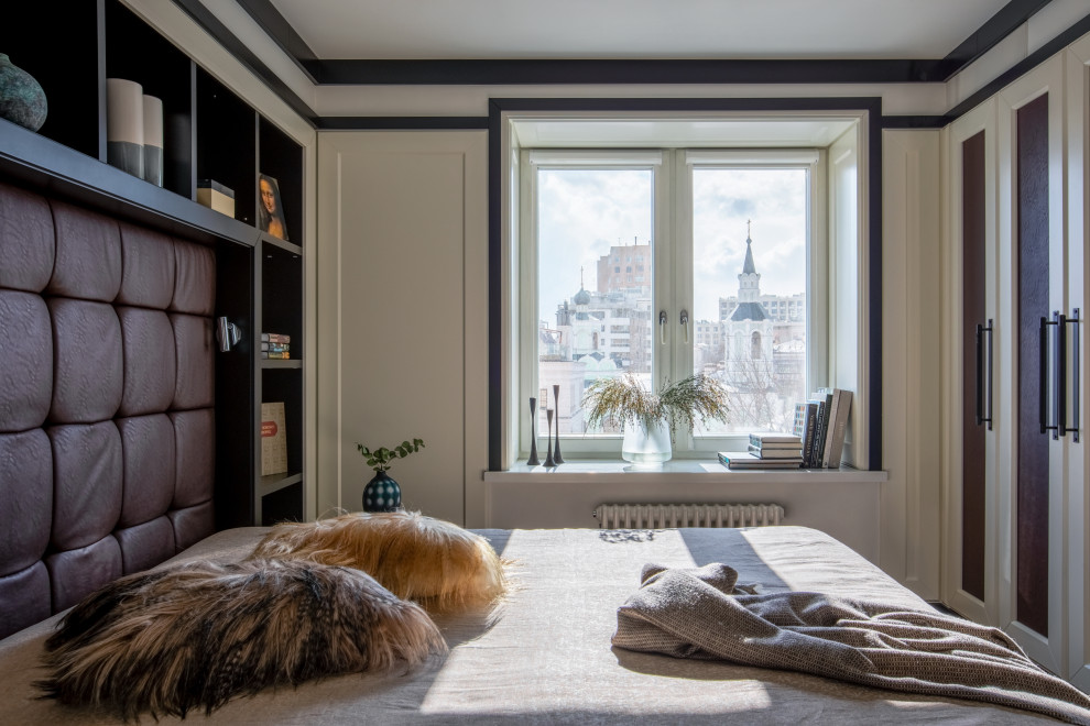 Imagen de dormitorio principal y blanco y madera clásico renovado pequeño sin chimenea con paredes blancas, suelo de madera en tonos medios, suelo marrón y boiserie