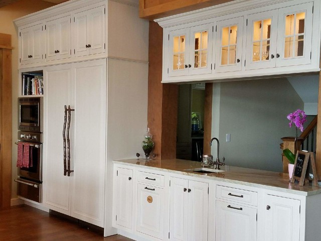 Traditional Kitchen With White Cabinets And Lighted Uppers