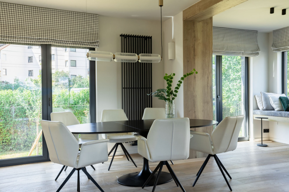 Esszimmer With beiger Wandfarbe, hellem Holzboden and beigem Boden in Frankfurt