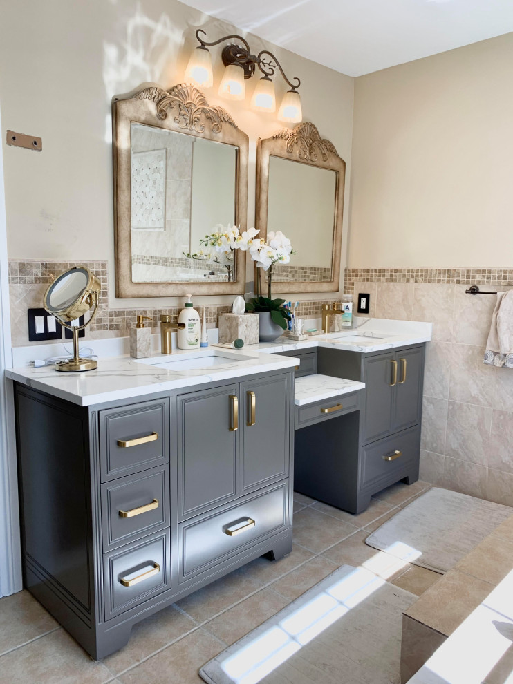 Aménagement d'une salle de bain principale classique de taille moyenne avec un carrelage beige, un plan de toilette en quartz modifié, un plan de toilette blanc, meuble double vasque et meuble-lavabo sur pied.