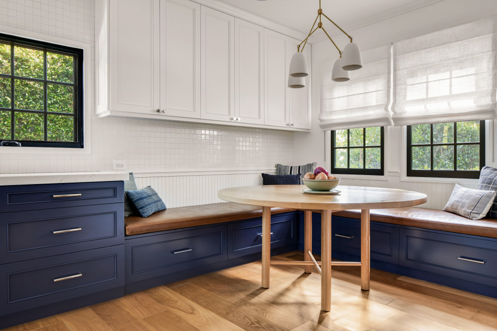 Idee per una sala da pranzo aperta verso la cucina classica di medie dimensioni con pavimento in legno massello medio e pavimento beige