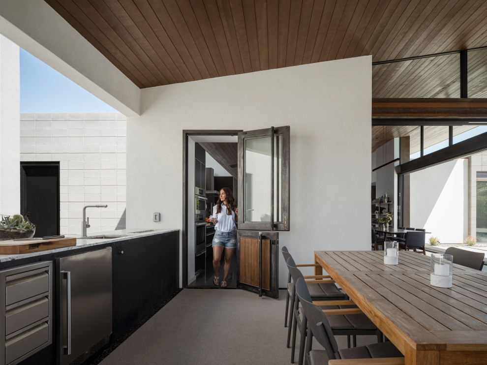 Überdachter Moderner Patio hinter dem Haus mit Betonplatten in Phoenix
