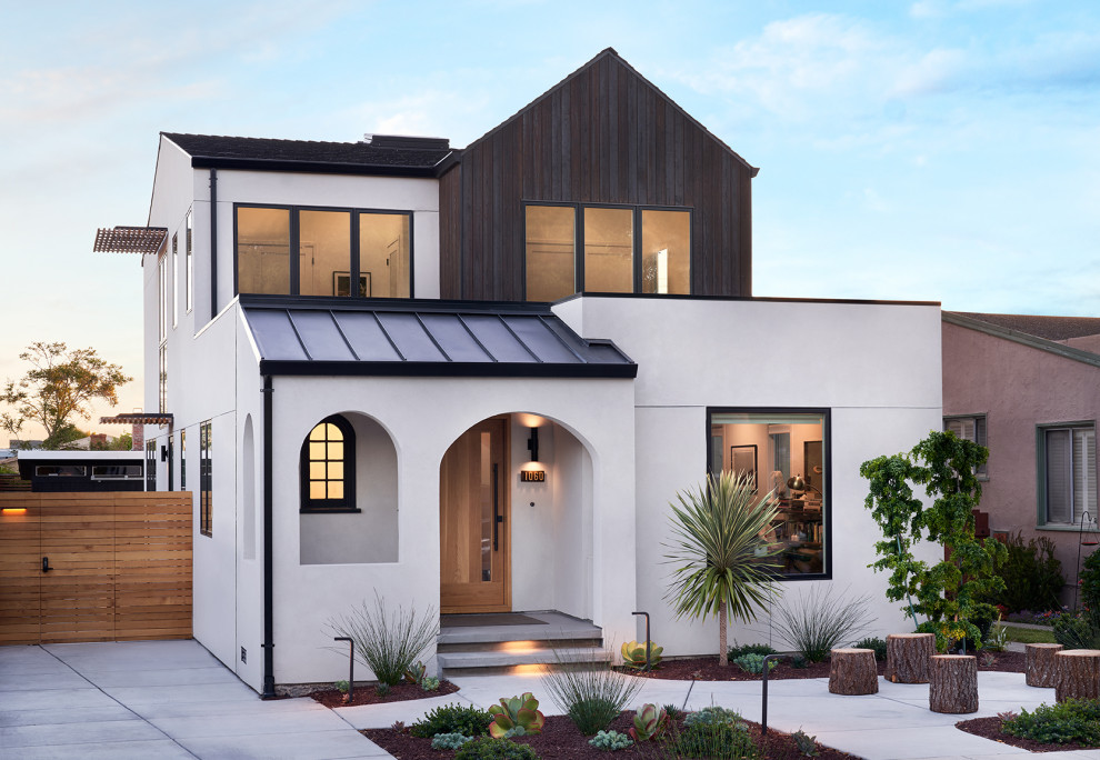 Источник вдохновения для домашнего уюта: двухэтажный, белый дом в стиле ретро с облицовкой из цементной штукатурки и черной крышей