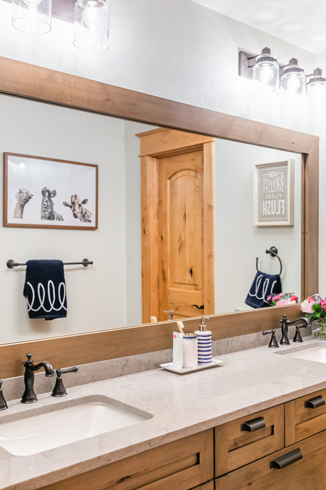 Esempio di una stanza da bagno padronale minimal di medie dimensioni con ante in stile shaker, ante grigie, vasca da incasso e un lavabo