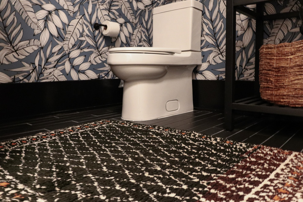 Inspiration pour un petit WC et toilettes minimaliste avec WC à poser, un sol en carrelage de porcelaine, un plan vasque, un plan de toilette en surface solide, un plan de toilette blanc, meuble-lavabo sur pied et du papier peint.