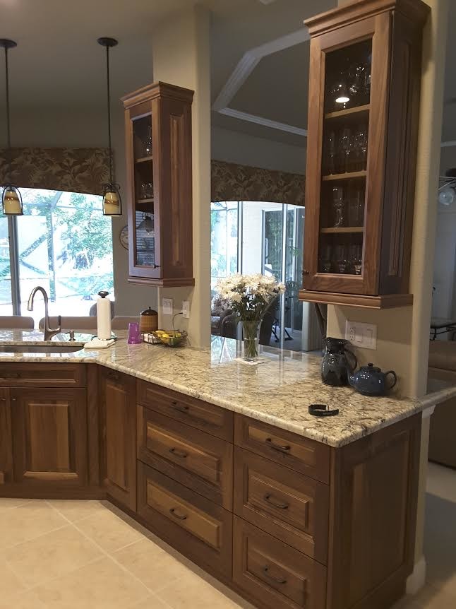 Kitchen - transitional kitchen idea in Orlando