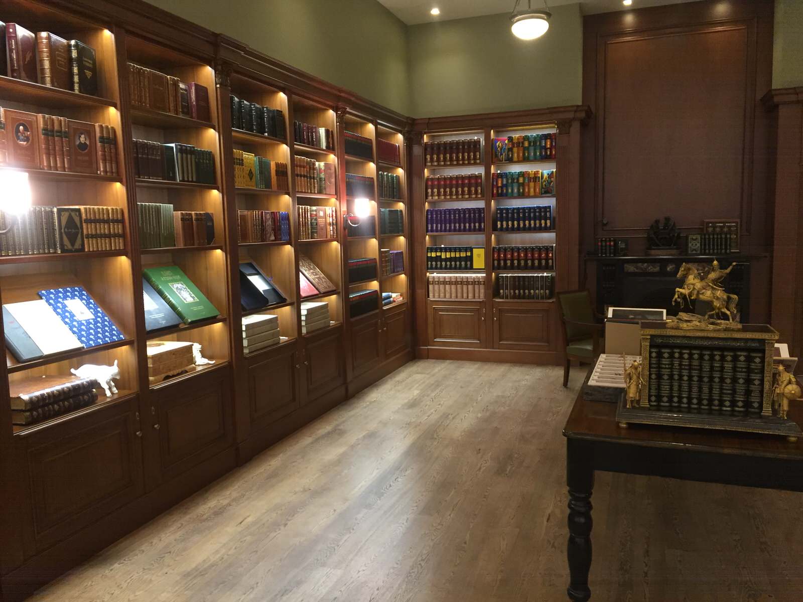 ExLibris книжный бутик-библиотека в ТЦ Времена Года