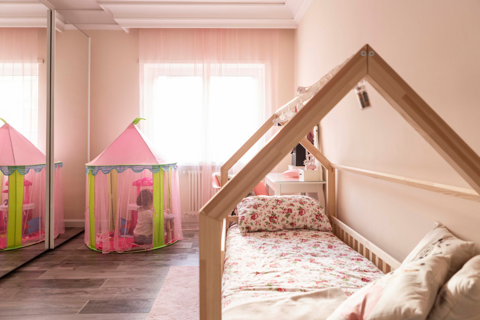 Свежая идея для дизайна: большая детская в современном стиле с спальным местом, бежевыми стенами, полом из керамогранита, коричневым полом и многоуровневым потолком для ребенка от 1 до 3 лет, девочки - отличное фото интерьера