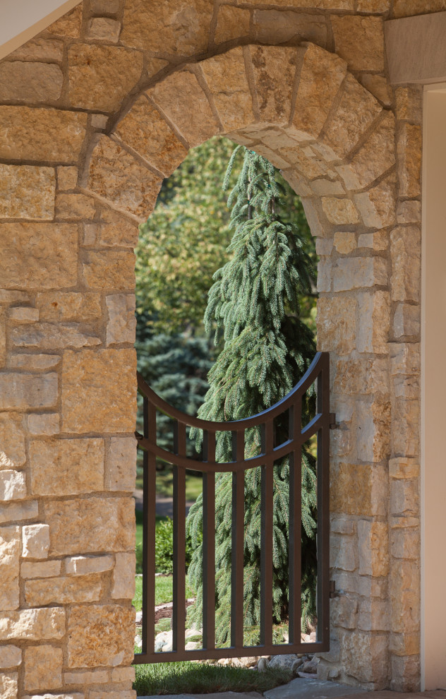 Example of a transitional entryway design in Minneapolis