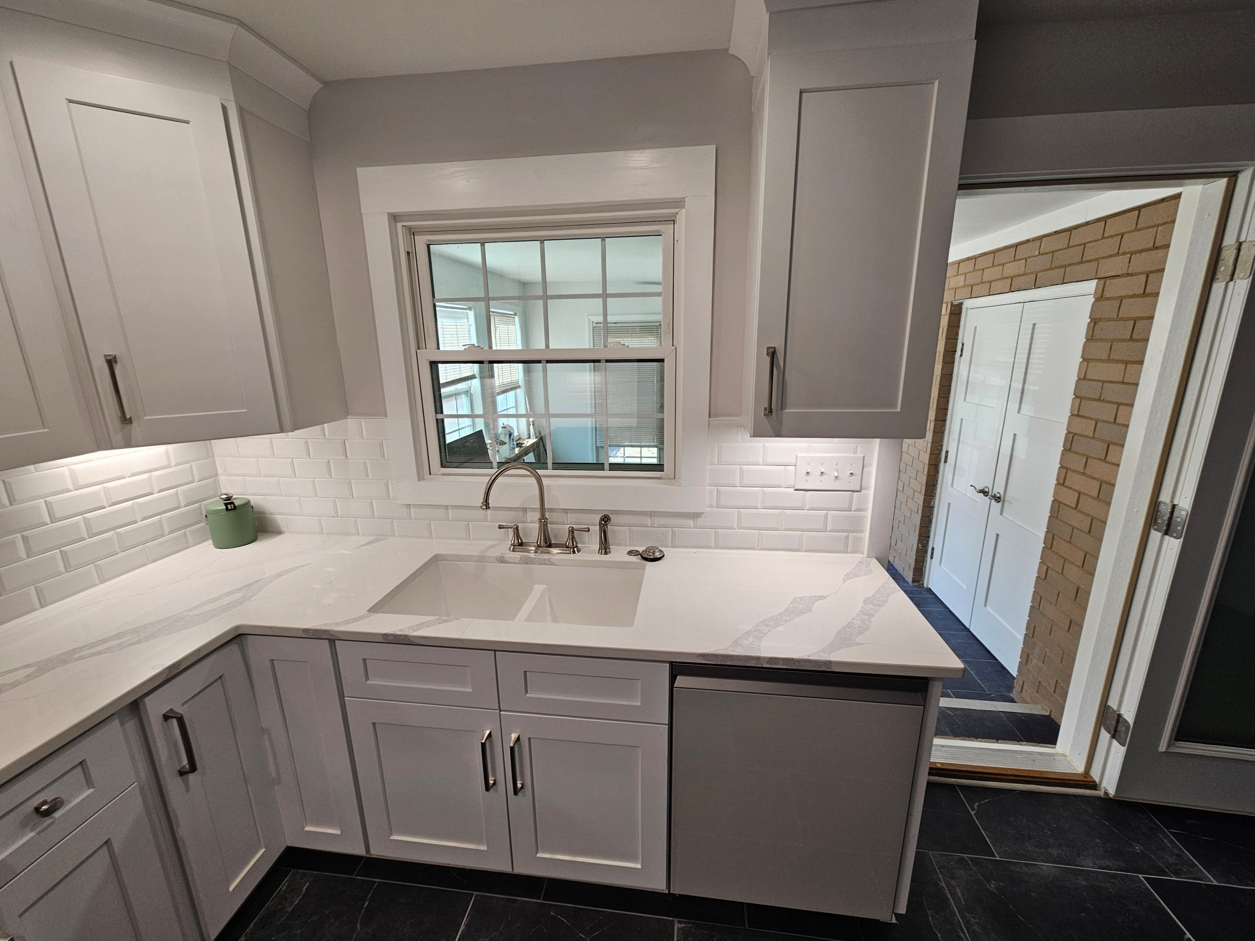 Example of a minimalist kitchen design in Charlotte