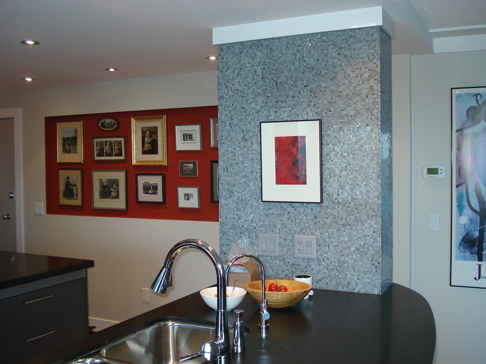 Eat-in kitchen - small transitional single-wall light wood floor eat-in kitchen idea in Orange County with a double-bowl sink, flat-panel cabinets, gray cabinets, quartz countertops, gray backsplash, mosaic tile backsplash and stainless steel appliances