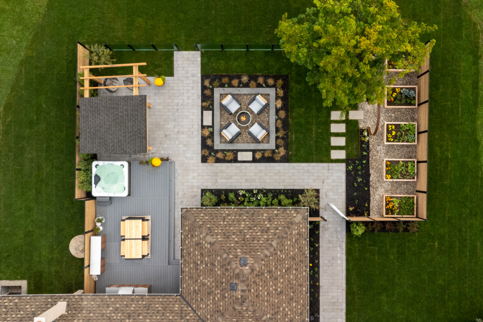Transitional home design photo in Toronto