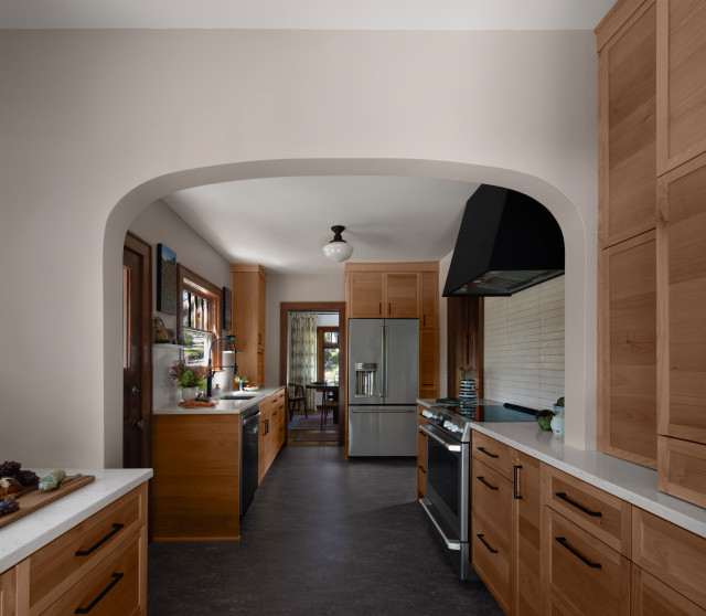 Kitchen View Through Archway moderno-cocina