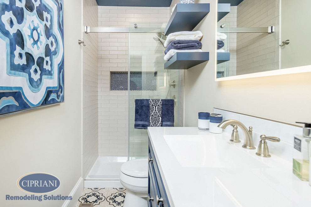 На фото: маленькая ванная комната в морском стиле с синими фасадами, тумбой под одну раковину и напольной тумбой для на участке и в саду с