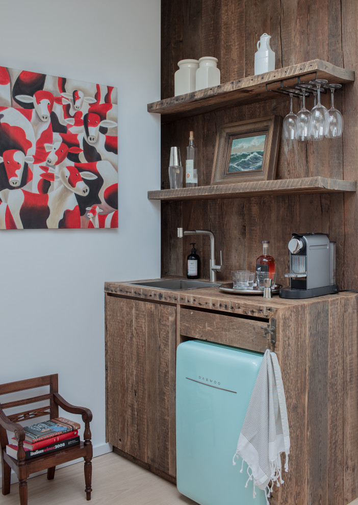 Exemple d'un petit bar de salon avec évier linéaire nature en bois brun avec un évier posé, un placard à porte plane, un plan de travail en bois, une crédence en bois et parquet clair.
