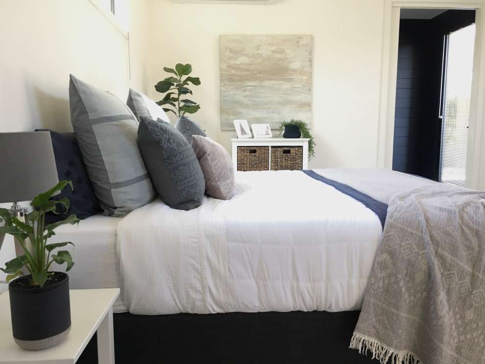 Mittelgroßes Maritimes Hauptschlafzimmer mit weißer Wandfarbe, Teppichboden und grauem Boden in Melbourne