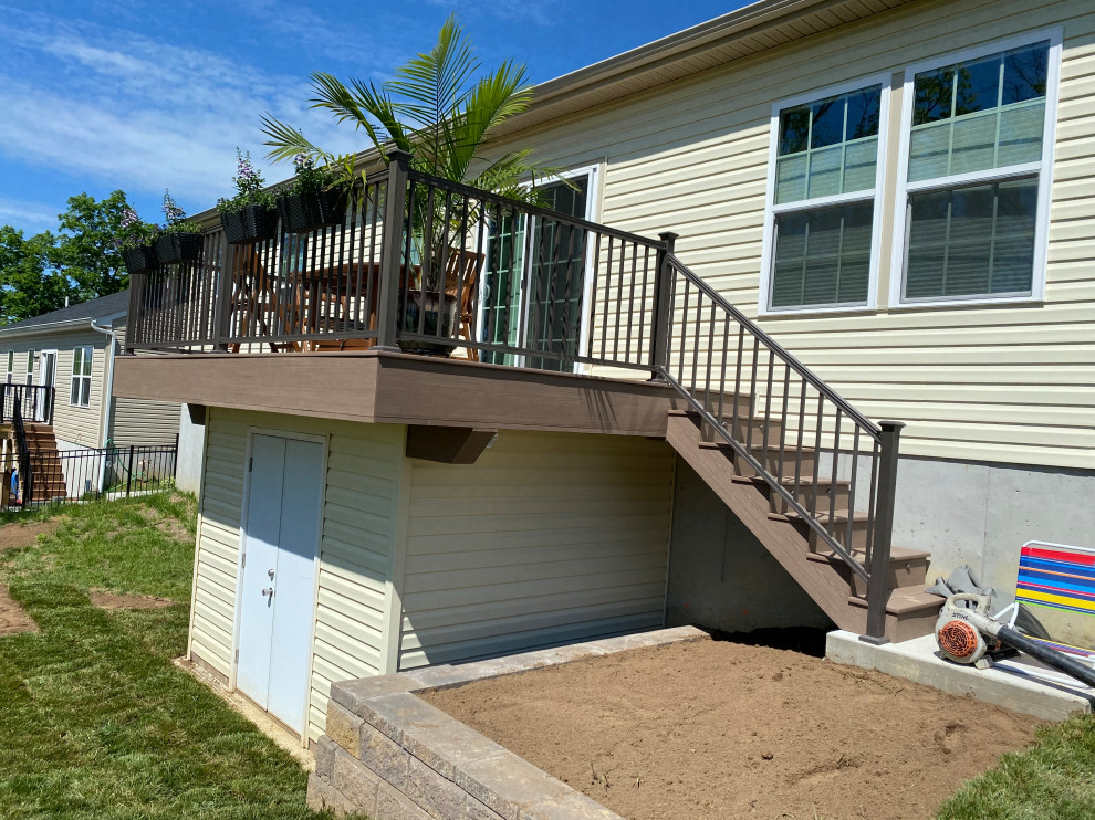 Immagine di una terrazza minimal di medie dimensioni, dietro casa e al primo piano con nessuna copertura e parapetto in metallo