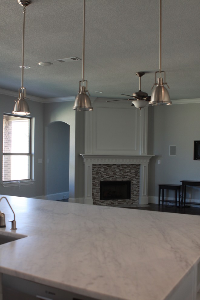 Example of a transitional home design design in Dallas