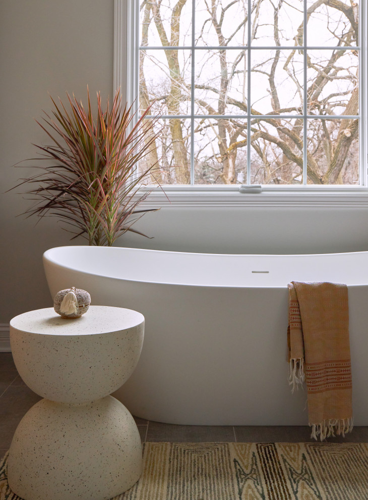 Idéer för ett stort klassiskt vit en-suite badrum, med luckor med profilerade fronter, bruna skåp, ett fristående badkar, en öppen dusch, vit kakel, vita väggar, klinkergolv i keramik, ett nedsänkt handfat, bänkskiva i kvartsit, grått golv och dusch med skjutdörr