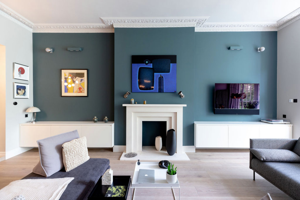 Aménagement d'un grand salon classique avec un mur gris, parquet clair, un téléviseur fixé au mur et un sol marron.