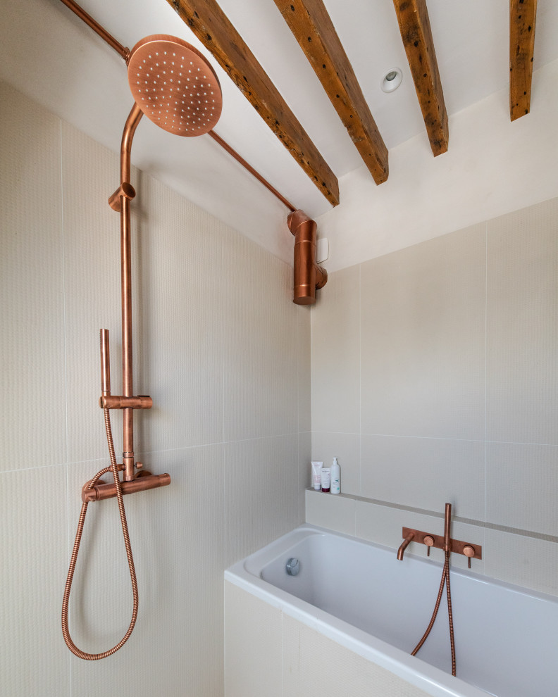 Идея дизайна: маленькая главная ванная комната в современном стиле для на участке и в саду