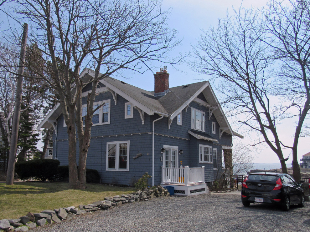 Mittelgroßes, Einstöckiges Rustikales Haus mit Satteldach, Schindeldach, schwarzem Dach und Schindeln in Boston