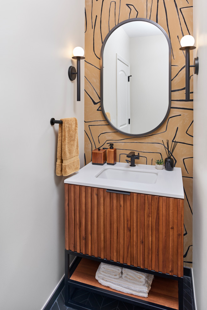 Aménagement d'un WC et toilettes classique en bois brun avec un mur blanc, un lavabo encastré, un sol noir, meuble-lavabo encastré et du papier peint.