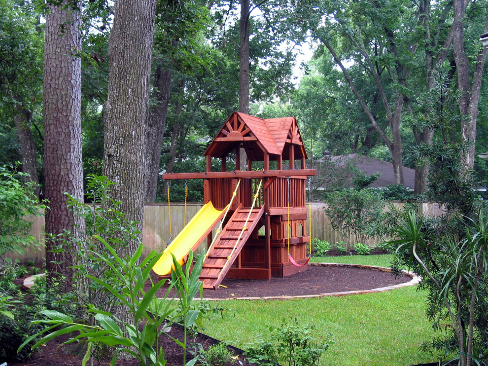 Photo of a traditional landscaping in Houston.