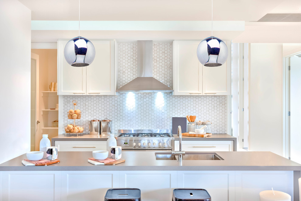 Светлая кухня с островной зоной