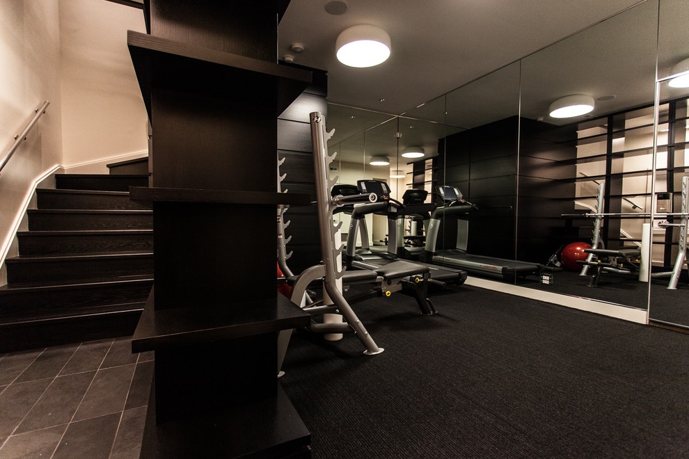 Inspiration for a contemporary home gym in Chicago with carpet.