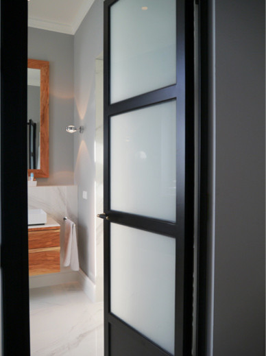 Bad T - Eingang mit Glaseinsatz