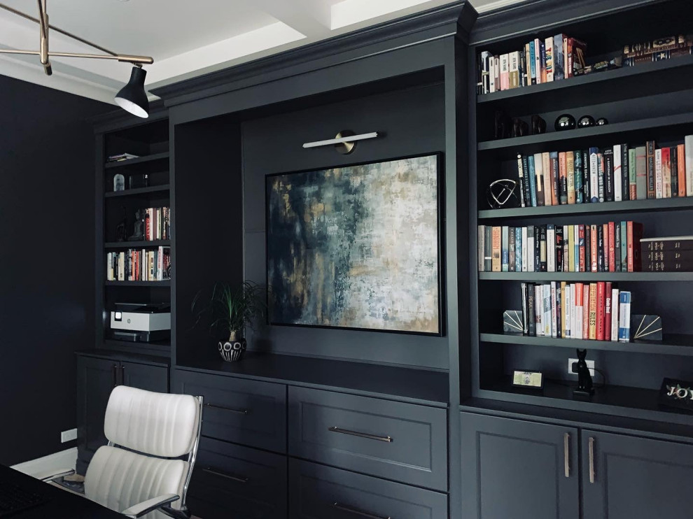 Свежая идея для дизайна: кабинет среднего размера в стиле неоклассика (современная классика) с черными стенами, светлым паркетным полом, отдельно стоящим рабочим столом и кессонным потолком - отличное фото интерьера