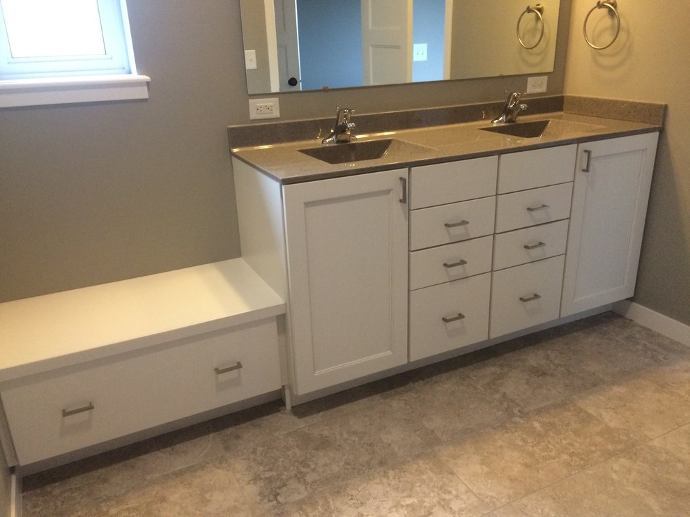 Example of an eclectic home design design in Cedar Rapids