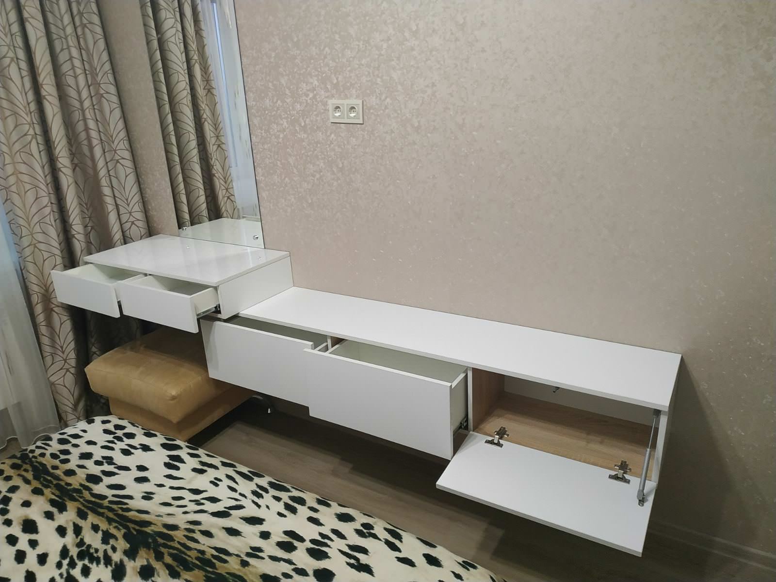 Подвесные тумбы в спальне