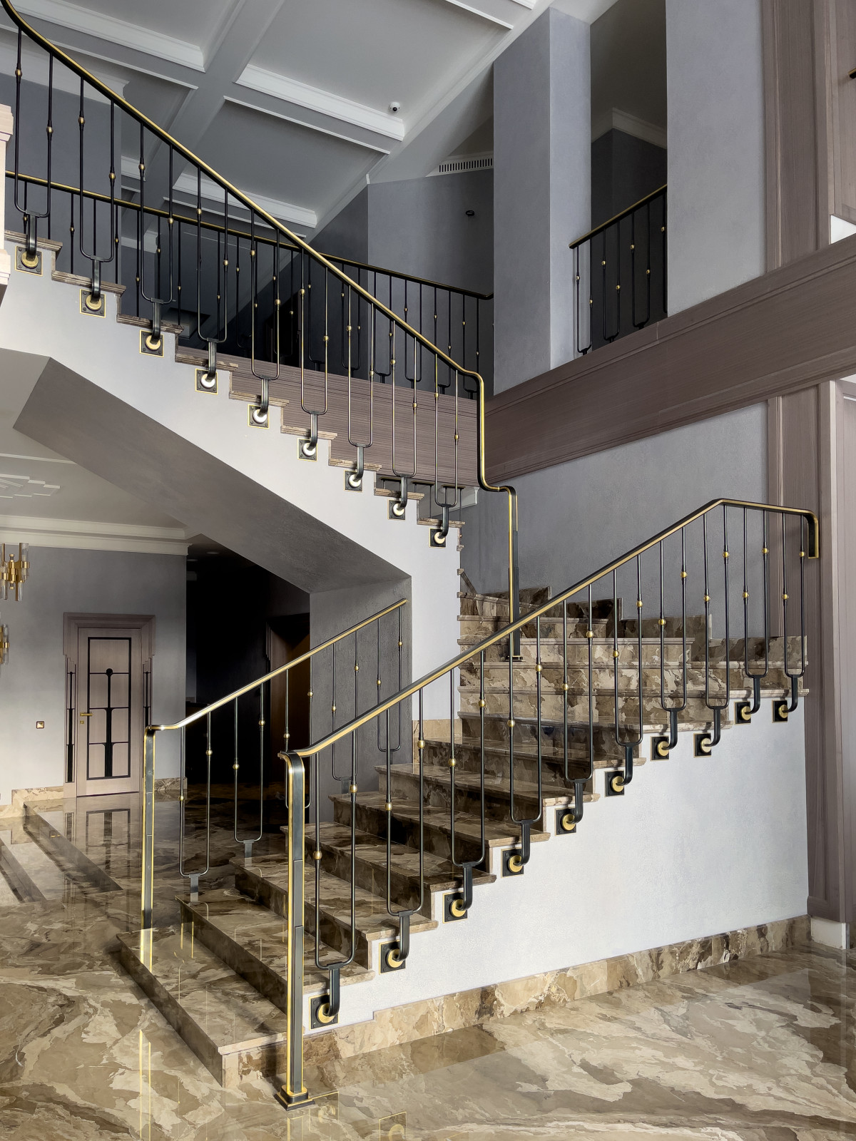 Лестничное ограждение из стали и латуни