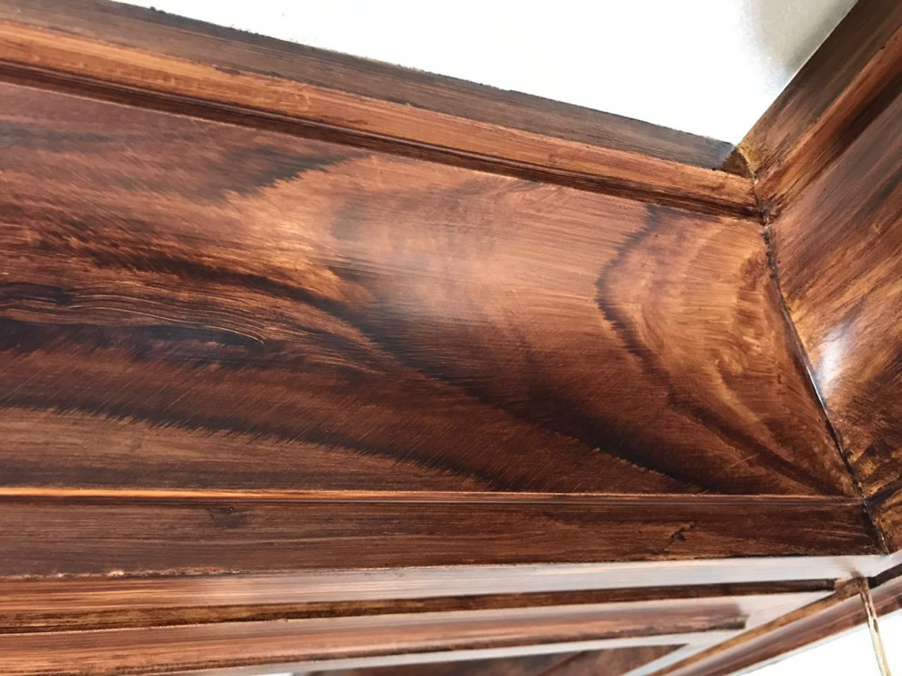 Разделка под орех гипсовых кессонов на потолке.