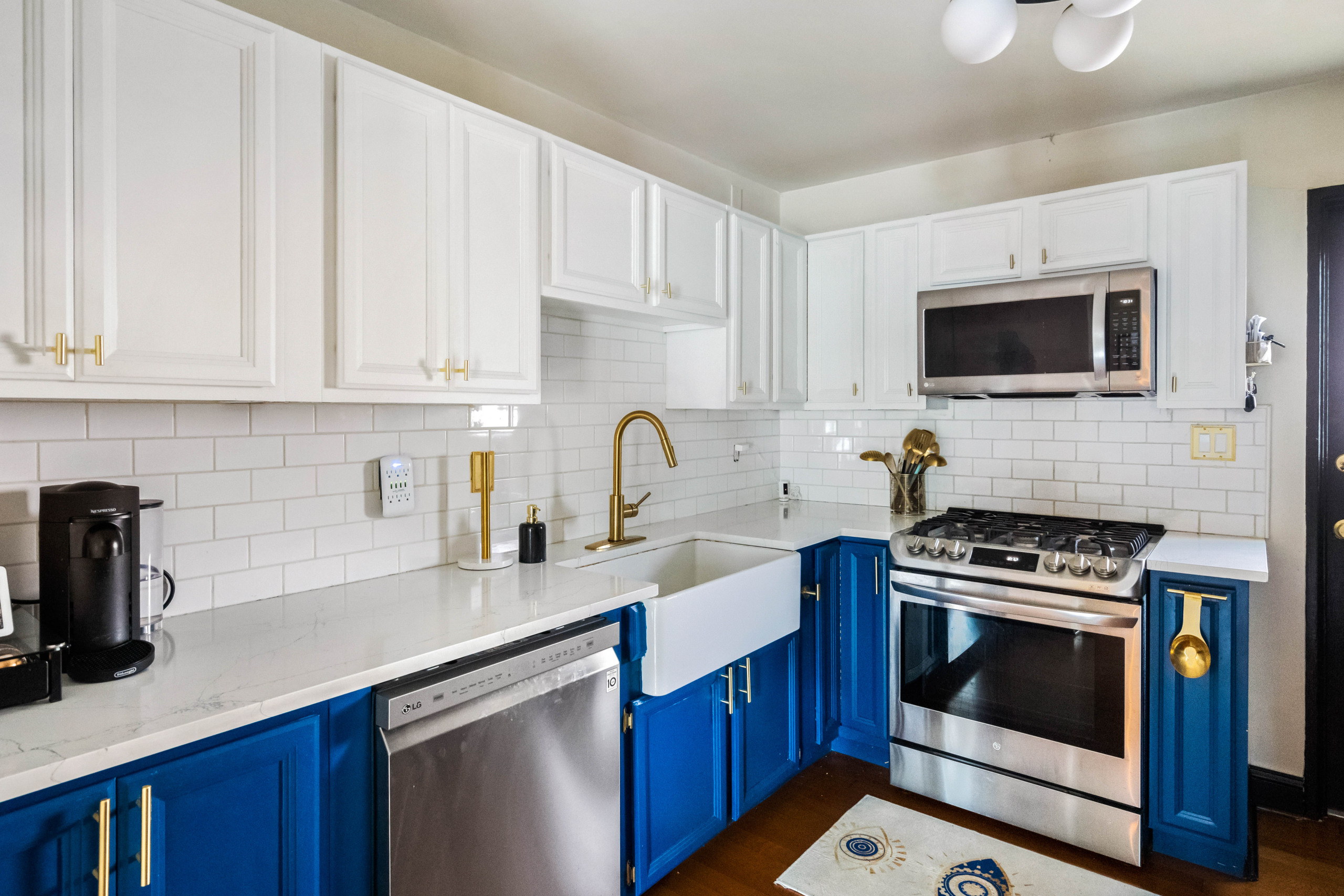 Kitchen - modern kitchen idea in Other