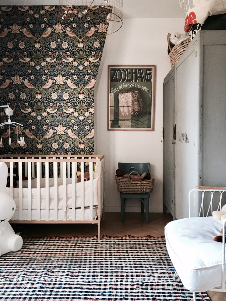 Immagine di una cameretta per neonati contemporanea