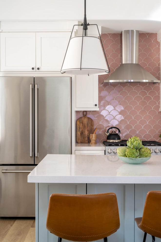 Пример оригинального дизайна: кухня среднего размера с розовым фартуком и фартуком из керамической плитки