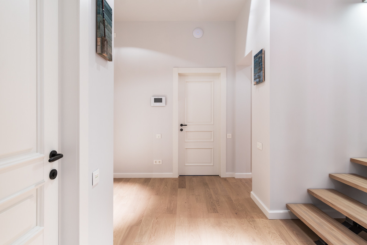 Квартира с разноцветными дверьми