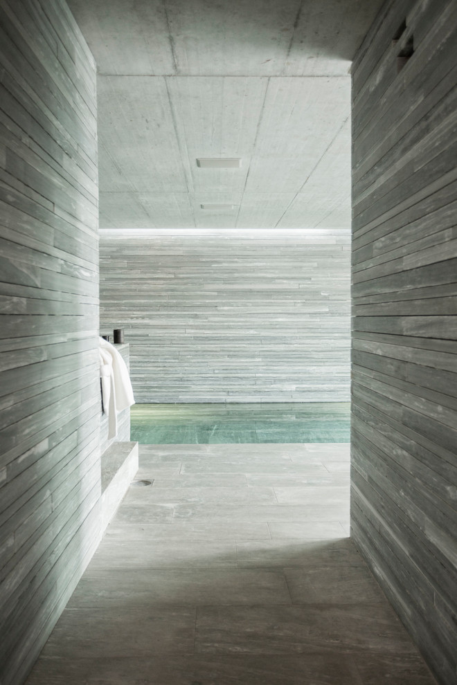 Mittelgroßer Moderner Pool in rechteckiger Form mit Natursteinplatten in Sonstige