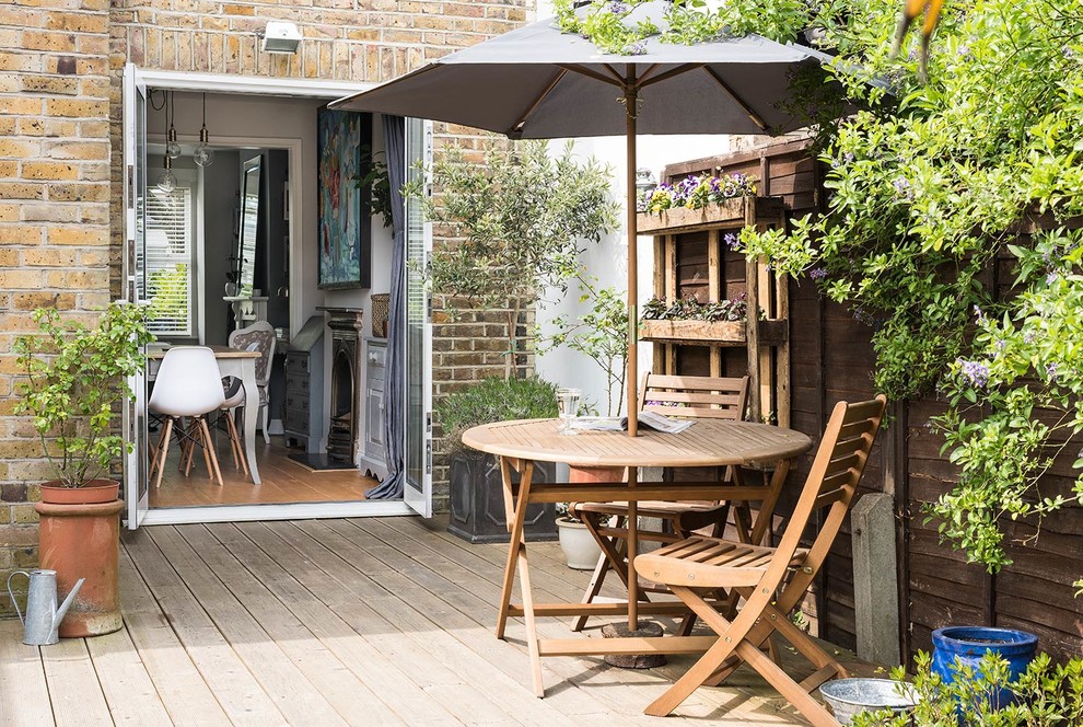 Photo of a small traditional deck in London.