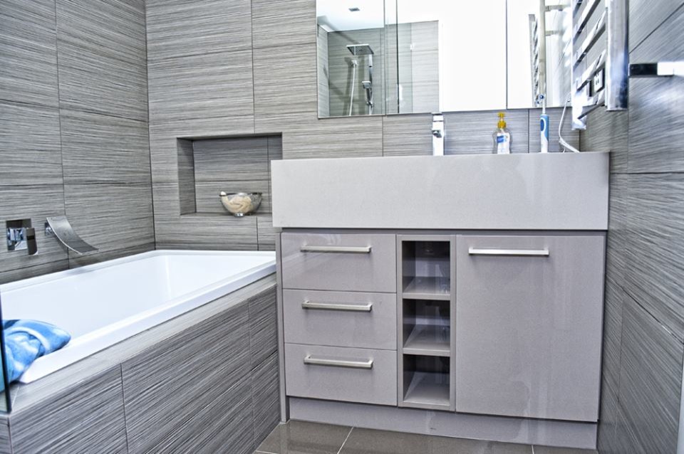 This is an example of a contemporary bathroom in Melbourne.