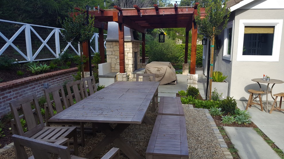 Geometrischer, Mittelgroßer, Halbschattiger Klassischer Gartenkamin hinter dem Haus mit Natursteinplatten in Orange County
