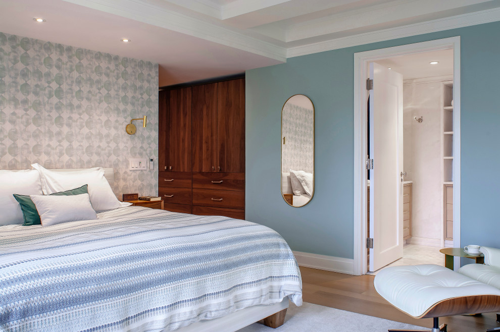 Пример оригинального дизайна: хозяйская спальня среднего размера в современном стиле с синими стенами, ковровым покрытием, серым полом, балками на потолке и обоями на стенах
