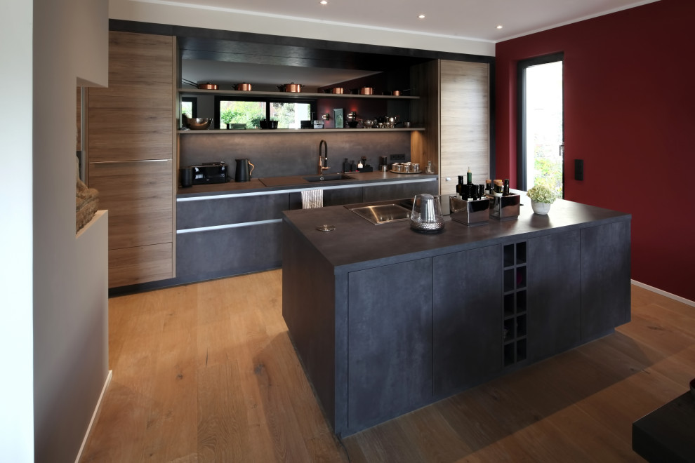 Mittelgroßes, Zweistöckiges Modernes Einfamilienhaus mit Putzfassade, weißer Fassadenfarbe, Satteldach, Ziegeldach und schwarzem Dach in Köln