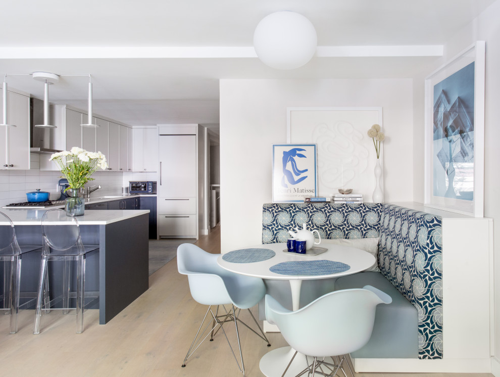 Esempio di una piccola sala da pranzo aperta verso la cucina moderna con pareti bianche, parquet chiaro e pavimento bianco