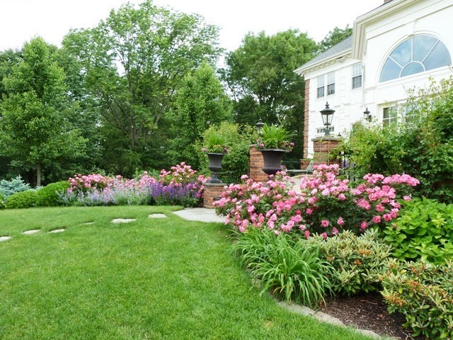 Photo of a large traditional garden in Boston.